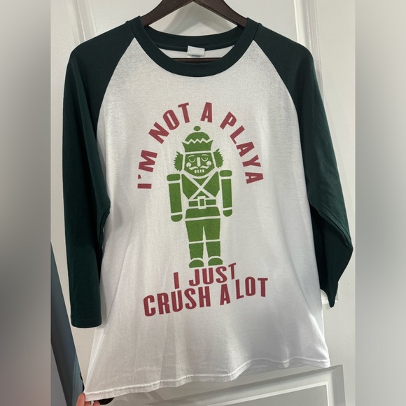 Men’s Quarter Sleeve Christmas Graphic T. Size: L - Picture 1 of 5